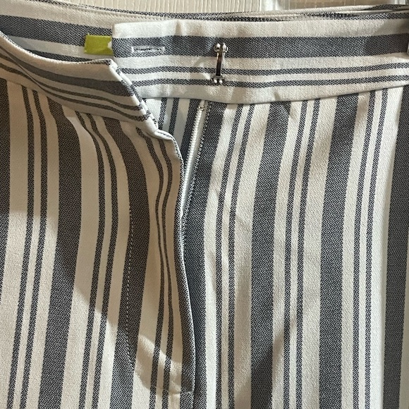 Gianni Bini Cropped Pants in White and Gray Stripes - Picture 4 of 8